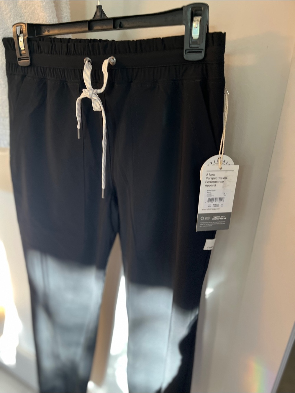 NWT Vuori women’s miles jogger travel pant 26”, black, XS